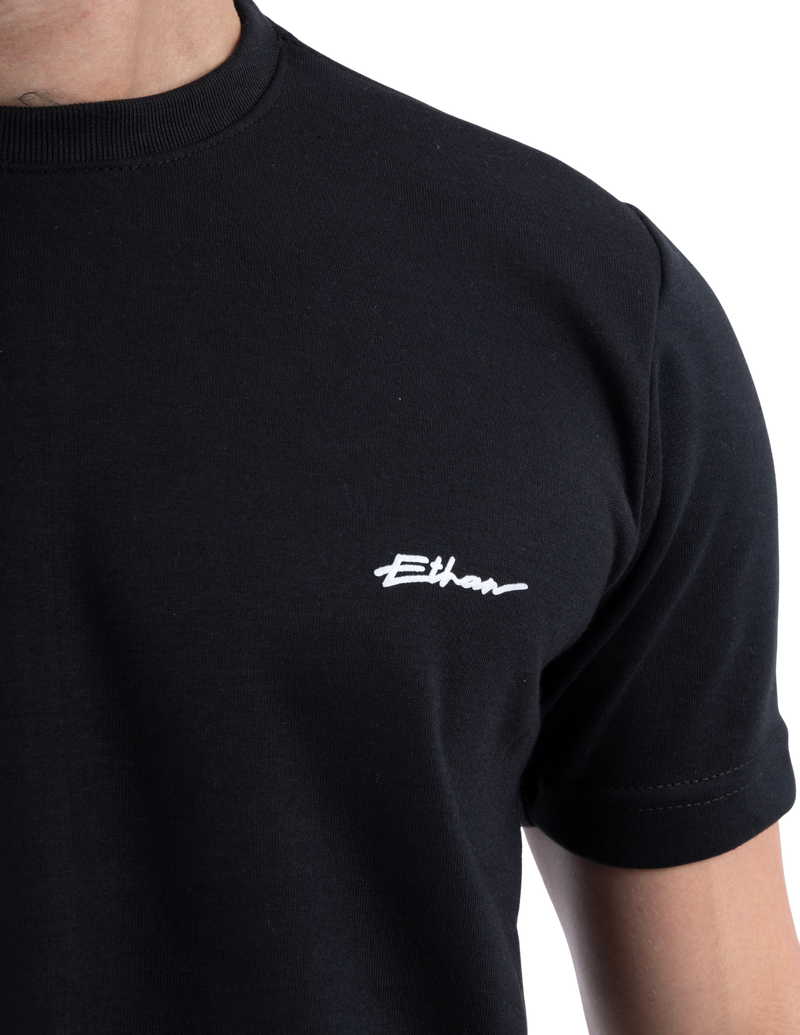 Camiseta Oversized Ethan – Logo Minimal